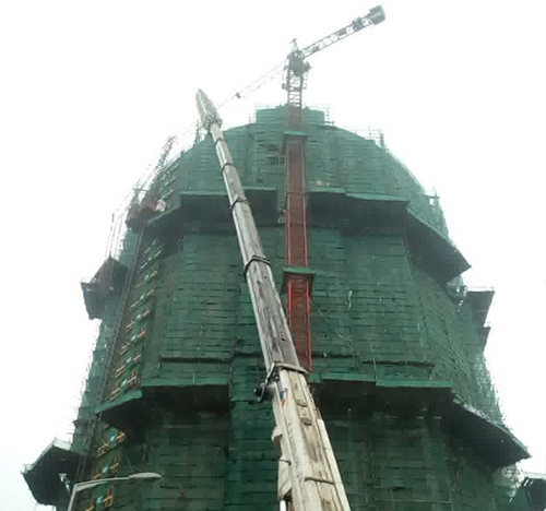 玉门吊车在工地上作业